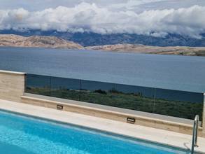 Moderne Wohnung mit privatem Garten und Pool nahe dem Meer