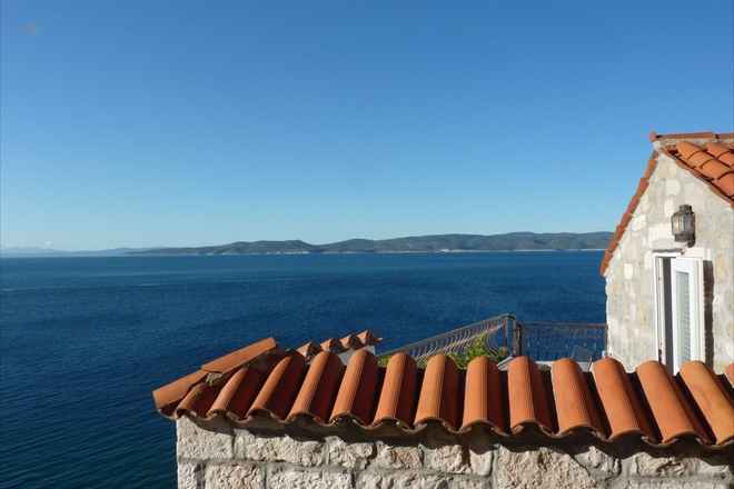 Renoviertes Steinhaus direkt am Meer, Omis Riviera