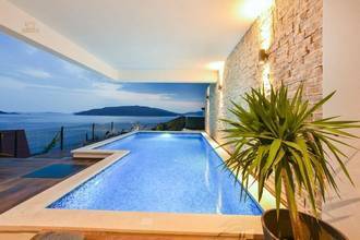 Moderne Luxusvilla mit Panorama-Meerblick