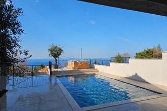 Haus mit Swimmingpool und Blick auf das Meer