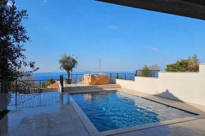 Haus mit Swimmingpool und Blick auf das Meer