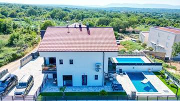 Thumbnail von Moderne Doppelhaushälfte mit Swimmingpool