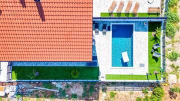 Thumbnail von Moderne Doppelhaushälfte mit Swimmingpool