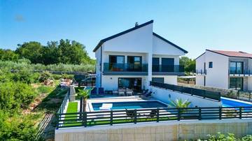 Moderne Doppelhaushälfte mit Swimmingpool