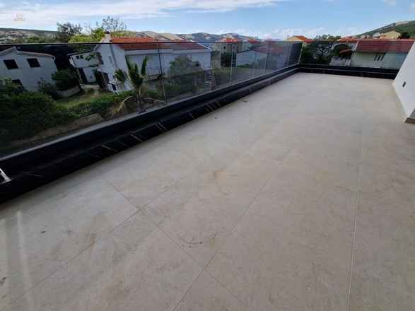Modernes Neubau-Appartement mit großer Terrasse