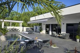 Thumbnail von Moderne Villa mit Swimmingpool und Panorama-Meerblick