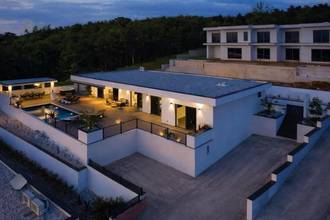 Thumbnail von Moderne Villa mit Swimmingpool und Panorama-Meerblick