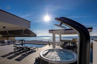 Moderne Villa mit Swimmingpool und Panorama-Meerblick