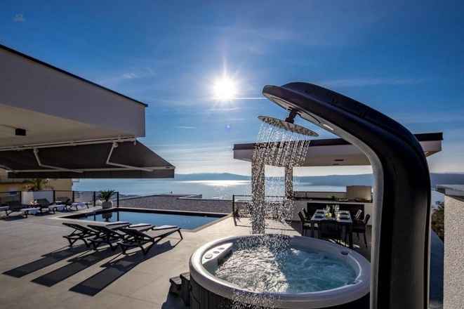 Moderne Villa mit Swimmingpool und Panorama-Meerblick