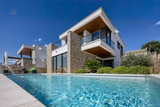 Luxusvilla mit Swimmingpool und Meerblick