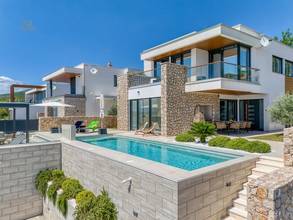 Thumbnail von Luxusvilla mit Swimmingpool und Meerblick