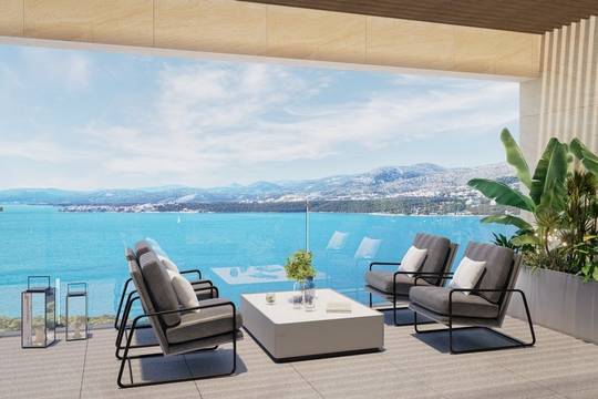 Penthouse in erster Meereslinie mit Dachterrasse und Pool