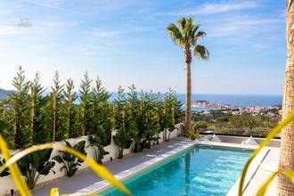 Thumbnail von Luxuriöse Villa mit Swimmingpool und Meerblick