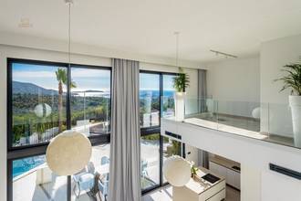 Thumbnail von Luxuriöse Villa mit Swimmingpool und Meerblick