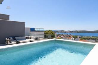 Modernes Duplex-Penthouse mit Pool und Meerblick