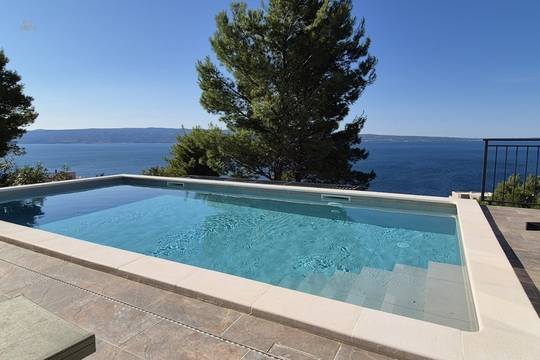 Moderne Villa mit Pool und Meerblick an der Omis Riviera