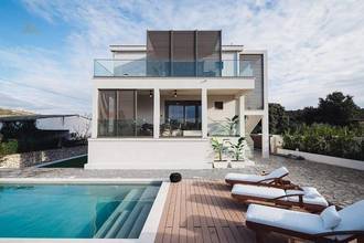 Moderne Villa mit zwei Wohnungen nahe dem Meer, Region Rogoznica
