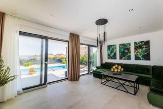 Thumbnail von Moderne Villa mit Swimmingpool und Meerblick