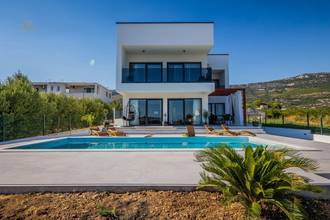 Moderne Villa mit Swimmingpool und Meerblick