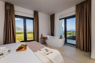 Thumbnail von Moderne Villa mit Swimmingpool und Meerblick