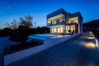 Thumbnail von Moderne Villa mit Swimmingpool und Meerblick