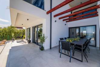 Thumbnail von Moderne Villa mit Swimmingpool und Meerblick