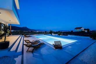 Thumbnail von Moderne Villa mit Swimmingpool und Meerblick
