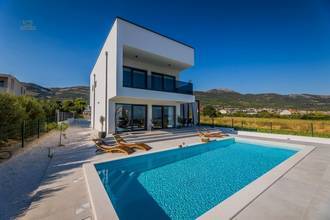 Thumbnail von Moderne Villa mit Swimmingpool und Meerblick