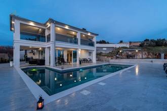 Thumbnail von Luxusvilla mit Infinity-Pool in Panoramalage