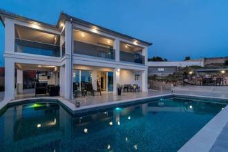 Thumbnail von Luxusvilla mit Infinity-Pool in Panoramalage