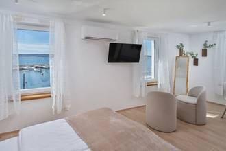 Thumbnail von Hochwertig renoviertes Steinhaus in erster Reihe zum Meer