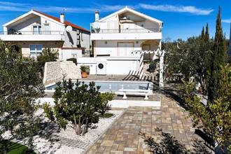 Freistehendes Haus mit Pool und Meerblick