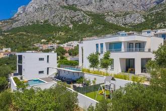 Moderne Villa mit Panorama-Meerblick und Pool