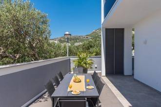 Thumbnail von Moderne Villa mit Panorama-Meerblick und Pool