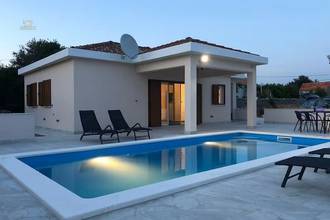 Freistehender Bungalow mit Swimmingpool und Meerblick