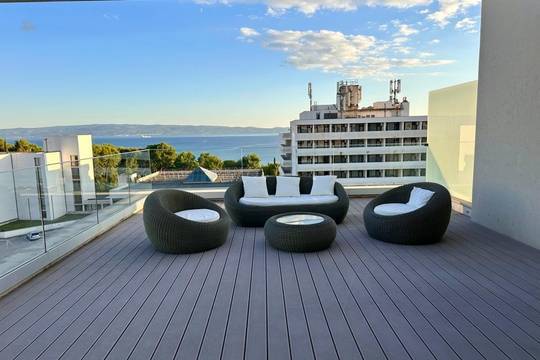 Modernes Penthouse mit Meerblick und Dachterrasse im Neubau
