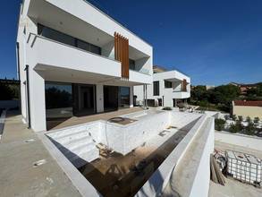 Moderne Neubauvilla mit Pool, Dachterrasse und Meerblick