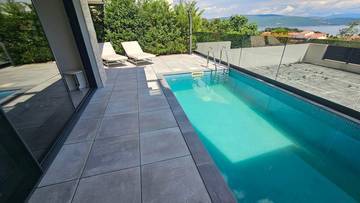 Moderne Erdgeschosswohnung mit Pool, Garten und Meerblick