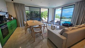 Thumbnail von Moderne Erdgeschosswohnung mit Pool, Garten und Meerblick