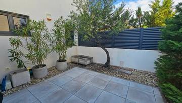 Thumbnail von Moderne Erdgeschosswohnung mit Pool, Garten und Meerblick