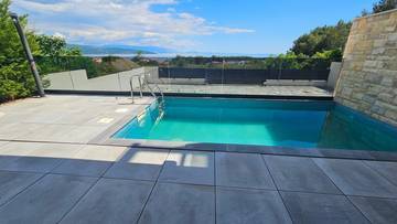 Thumbnail von Moderne Erdgeschosswohnung mit Pool, Garten und Meerblick