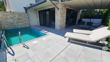 Thumbnail von Moderne Erdgeschosswohnung mit Pool, Garten und Meerblick