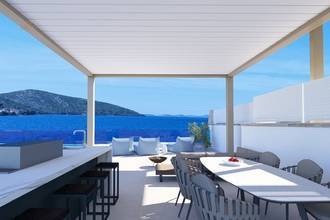 Luxusapartment mit Pool, Garten und Meerblick