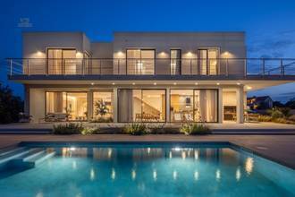 Thumbnail von Moderne Luxusvilla mit Pool und Meerblick