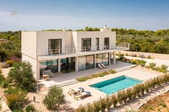 Moderne Luxusvilla mit Pool und Meerblick