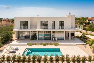 Thumbnail von Moderne Luxusvilla mit Pool und Meerblick