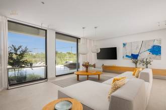 Thumbnail von Moderne Luxusvilla mit Pool und Meerblick