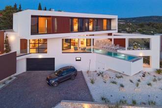 Thumbnail von Moderne Luxusvilla mit Infinity-Pool und Meerblick