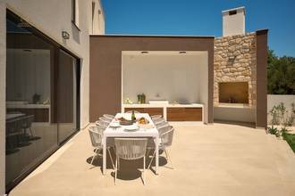 Thumbnail von Moderne Luxusvilla mit Infinity-Pool und Meerblick