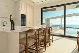 Thumbnail von Moderne Luxusvilla mit Infinity-Pool und Meerblick